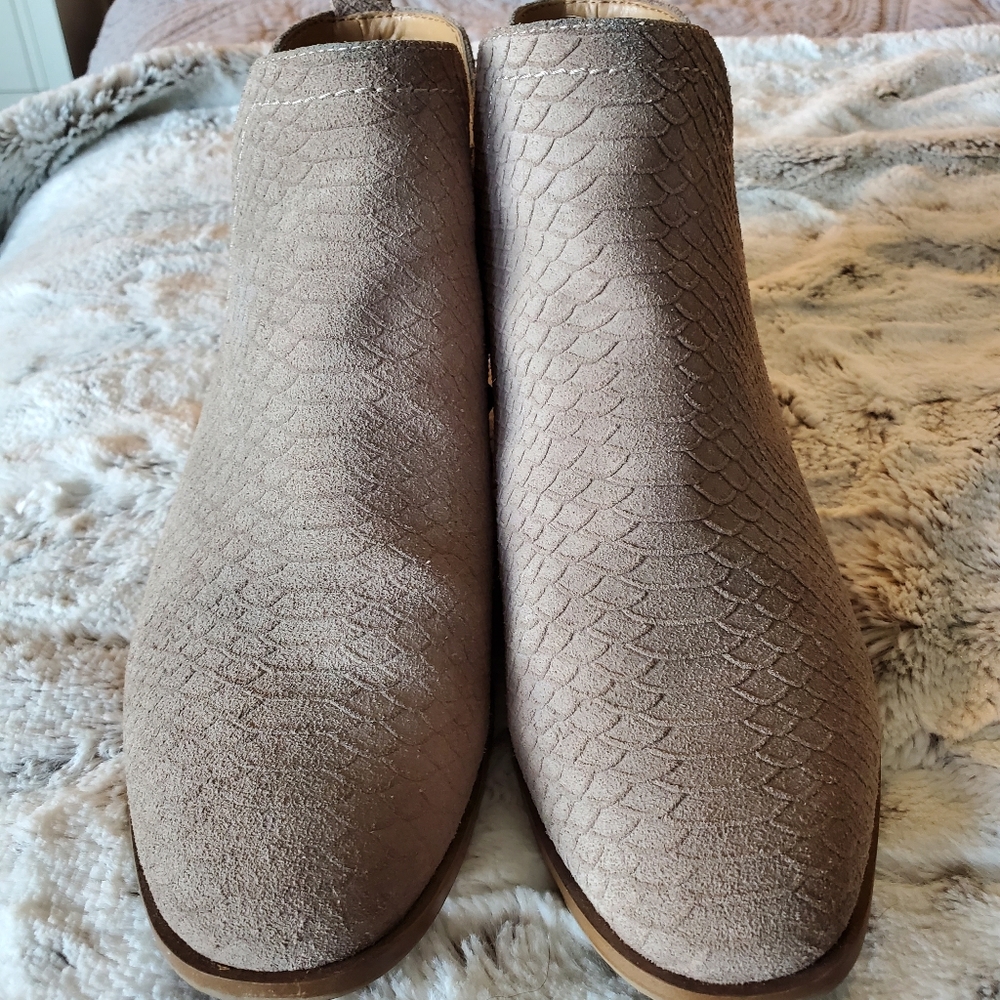 Franco Sarto Rocky textured suede side zip ankle booties size 6 women's